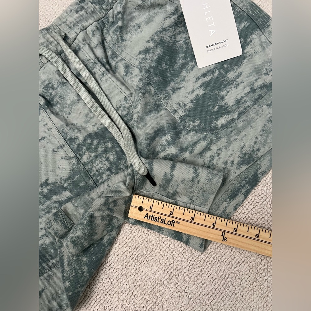 ATHLETA Farallon Short Fog Camo Coast Green Women’s Size: Small - Picture 13 of 16